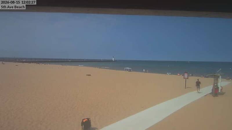 Live view of 5th Avenue Beach and the North Pierhead Lighthouse in Manistee, Michigan