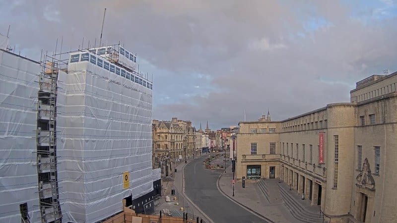 Live camera view of Oxford: Broad Street